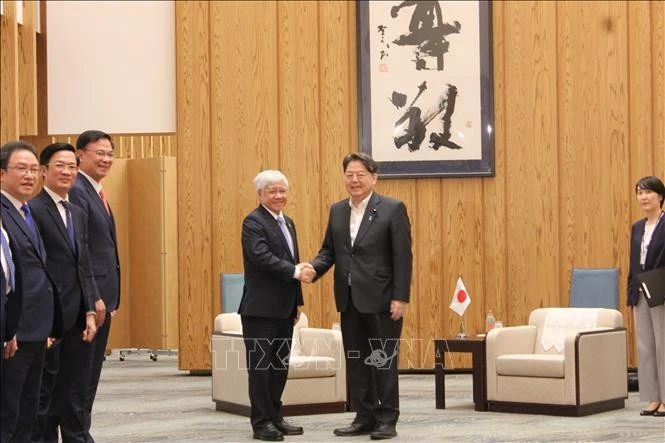 Le président du Comité central du Front de la Patrie du Vietnam, Do Van Chien, rencontre à Tokyo le secrétaire en chef du cabinet japonais, Hayashi Yoshimasa. Photo : VNA. 