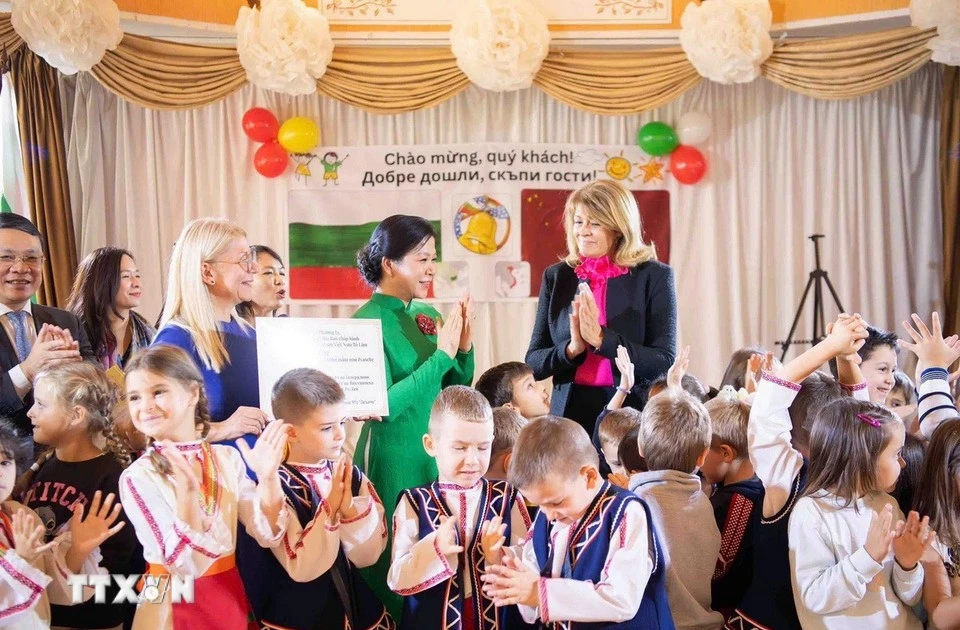 Mme Ngo Phuong Ly et Mme Desislava Radeva à l'école maternelle Zvanche n°2. Photo : VNA. 