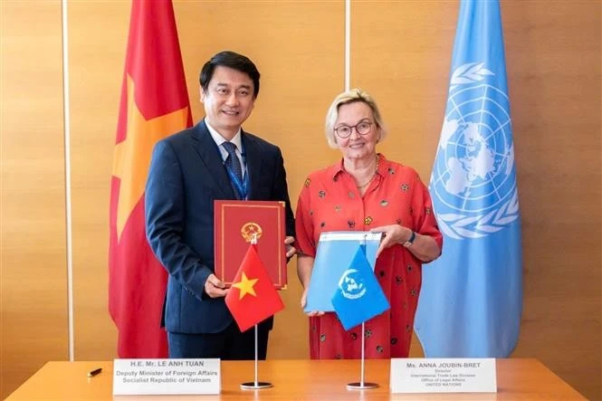 Le vice-ministre Le Anh Tuan et la secrétaire générale de la CNUDCI, Anna Joubin-Bret, signent un protocole d'accord entre le ministère vietnamien des Affaires étrangères et la CNUDCI pour la période 2025-2031. Photo : VNA. 