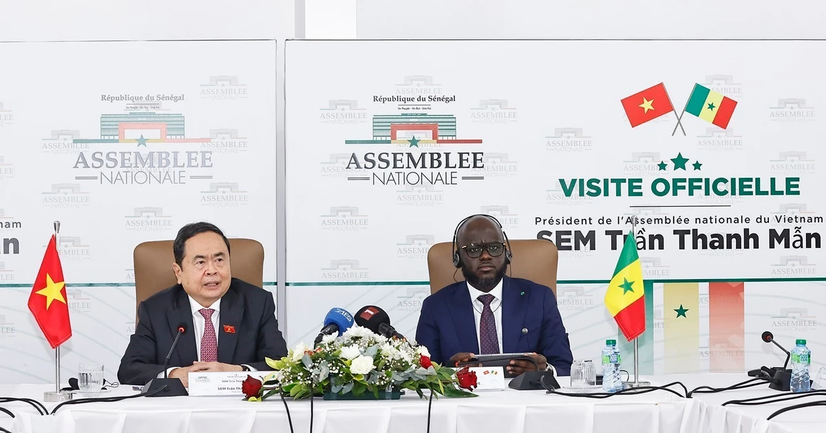 Le président de l’Assemblée nationale du Vietnam Tran Thanh Man (droite) et le président de l’Assemblée nationale du Sénégal Malick Ndiaye. Photo : VNA.