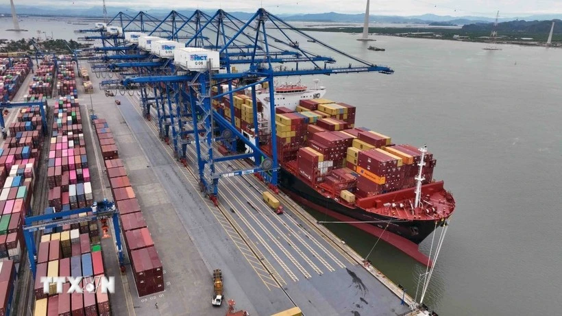 Chargement et déchargement de marchandises d'exportation au port international à conteneurs de Hai Phong, ville de Cat Hai, district de Cat Hai, Hai Phong. Photo : VNA.