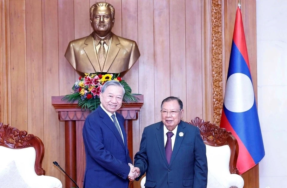 Le secrétaire général du Parti communiste du Vietnam To Lam (gauche) et le secrétaire général du Parti populaire révolutionnaire lao Bounnhang Vorachith. Photo : VNA. 