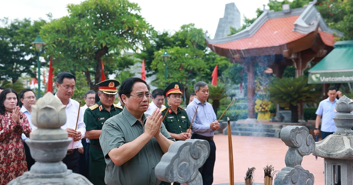 Le Premier ministre Pham Minh Chinh offre de l'encens au Temple dédié à l'Oncle Hô et aux martyrs de la province de Quang Tri. Photo : VNA. 