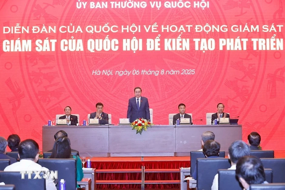 Le président de l'AN du Vietnam, Tran Thanh Man, préside le premier forum de l'AN sur les activités de supervision. Photo : VNA.
