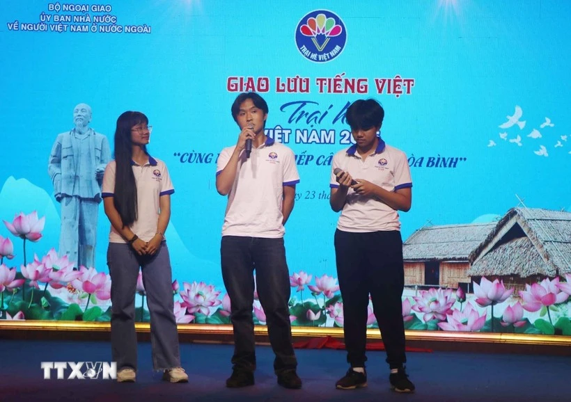 Des Vietnamiens vivant à l’étranger participent au concours d'échange de langue vietnamienne. Photo : VNA.