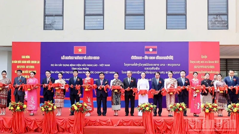 La cérémonie d’inauguration et de remise de l’Hôpital d’amitié Laos-Vietnam de la province de Houaphanh (Nord du Laos). Photo : nhandan.vn