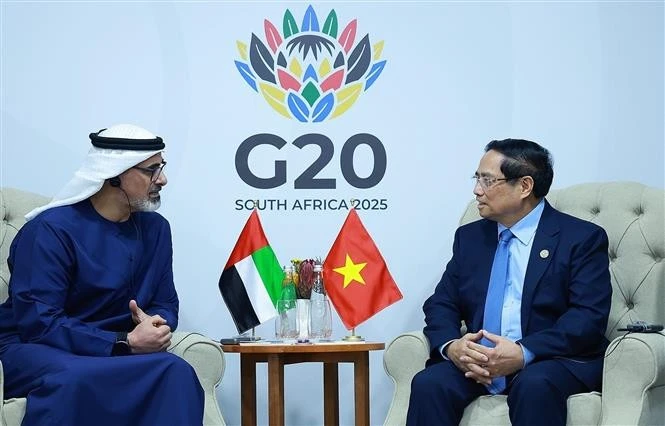 Le Premier ministre Pham Minh Chinh (droite) et le prince héritier d'Abu Dhabi, des Émirats arabes unis, Khaled bin Mohamed Al Nahyan. Photo : VNA.
