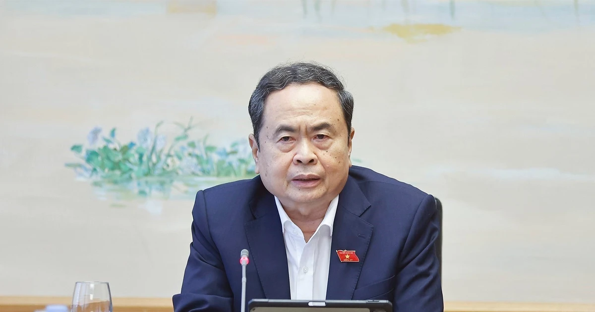 Le président de l’Assemblée nationale, Tran Thanh Man, en débat en groupe. Photo : VNA. 