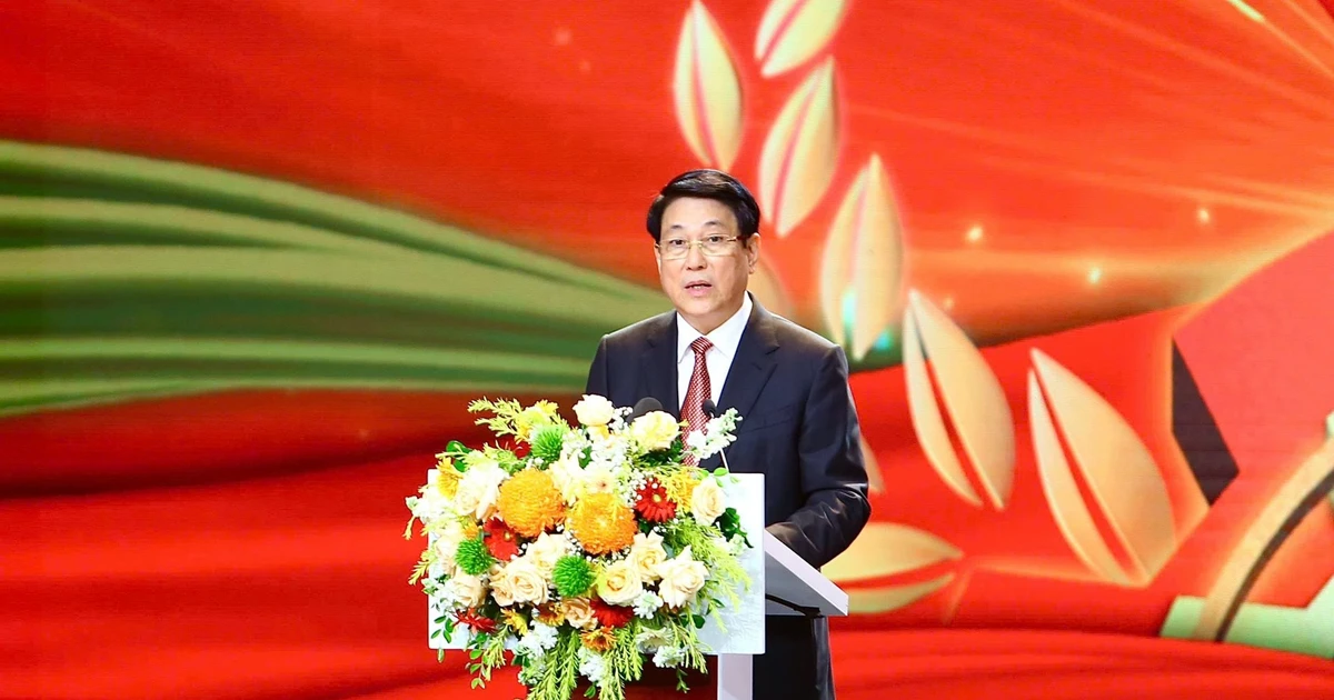 Le président Luong Cuong prend la parole lors de la cérémonie de distinction des agriculteurs vietnamiens exemplaires et des scientifiques du monde rural 2025. Photo : VNA.