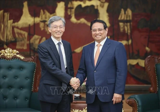 Le Premier ministre Pham Minh Chinh (droite) et Kenji Okamura, directeur général adjoint du Fonds monétaire international, à Hanoï. Photo : VNA. 