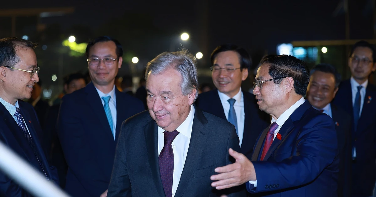 Le Premier ministre vietnamien Pham Minh Chinh invite le Secrétaire général des Nations Unies, António Guterres, à monter l'avion et à quitter Hanoï pour le 47e Sommet de l'ASEAN en Malaisie. Photo : VNA