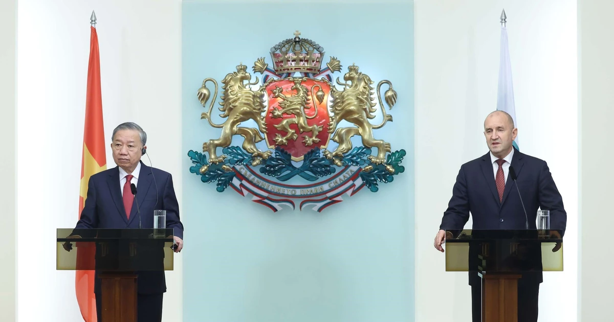 Le secrétaire général du Parti To Lam (gauche) et le président bulgare Rumen Radev rencontrent à Sofia la presse pour annoncer les résultats de leur entretien. Photo : VNA. 