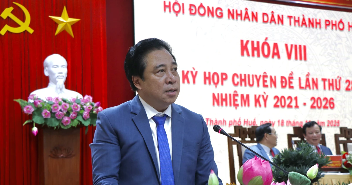 Nguyen Khac Toan élu président du Comité populaire de la ville de Huê. Photo : VNA 