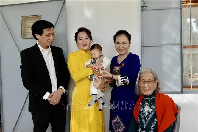 L'épouse du président de l'Assemblée nationale Trân Thanh Mân, Nguyên Thi Thanh Nga, rencontre des Vietnamiens résidant au Village vietnamien au Maroc. Photo : VNA 