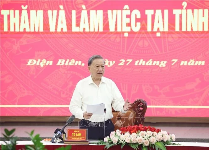 Le secrétaire général du Parti communiste du Vietnam, To Lam, s'exprime lors de la séance de travail avec le Comité central du Comité du Parti de Dien Bien. Photo : VNA. 