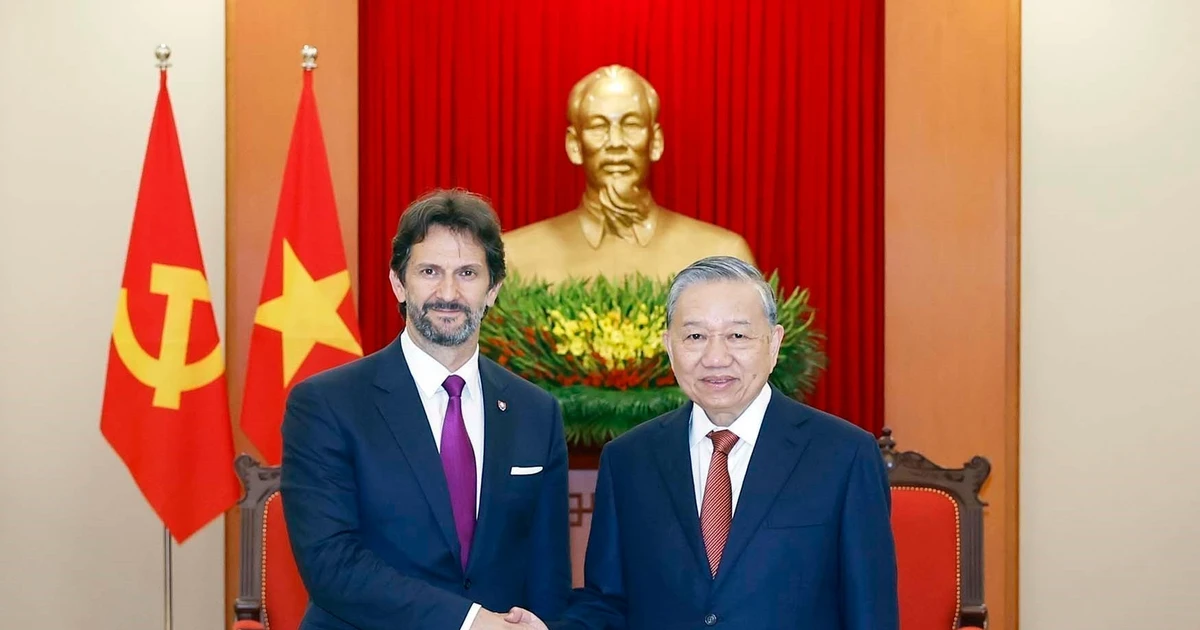 Le secrétaire général du Parti communiste du Vietnam (PCV) To Lam (droite) et le vice-Premier ministre et ministre slovaque de la Défense, Robert Kaliňák, le 18 novembre à Hanoï. Photo : VNA 