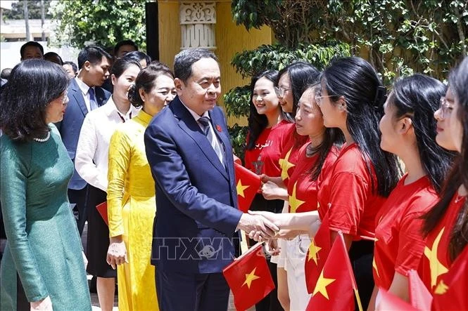 Le président de l’Assemblée nationale du Vietnam Tran Thanh Man, son épouse rencontrent la communauté vietnamienne au Maroc. Photo : VNA. 