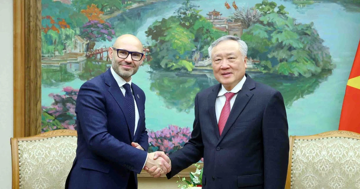 Le vice-Premier ministre permanent Nguyen Hoa Binh (droite) et le Dr Marcin Czepelak, secrétaire général de la Cour permanente d’arbitrage, le 18 novembre à Hanoï. Photo : VNA 