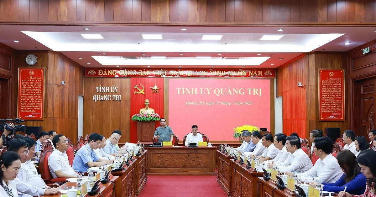 Le Premier ministre Pham Minh Chinh travaille avec la Permanence du Comité provincial de Quang Tri. Photo : VNA. 