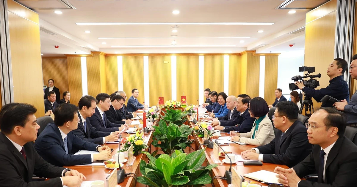 La séance de travail entre le ministre Tran Hong Minh et le président de la Région autonome Zhuang du Guangxi (Chine), Wei Tao. Photo : VNA