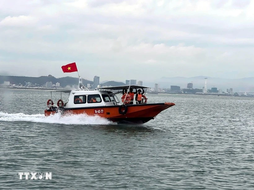 Un navire du Commandement militaire provincial de Quang Ninh patrouille dans la baie d'Ha Long. Photo : VNA.