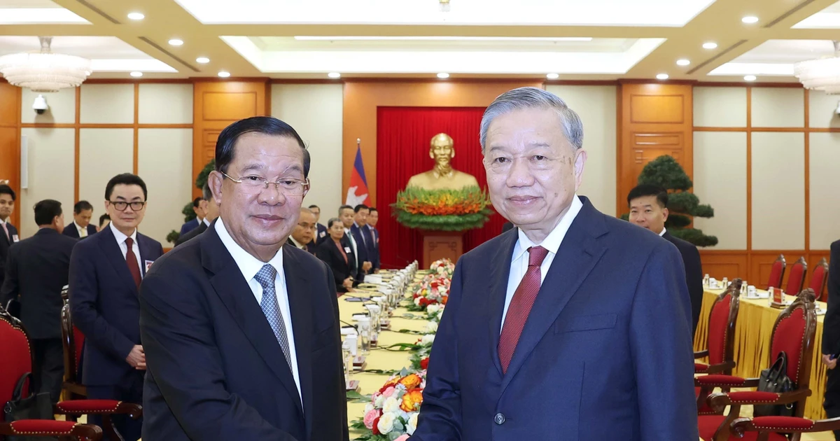 Le secrétaire général du Parti communiste du Vietnam To Lam (droite) rencontre Hun Sen, président du Parti du peuple cambodgien à Hanoï. Photo : VNA.
