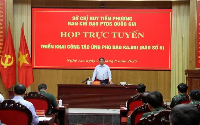Le Premier ministre Pham Minh Chinh préside une réunion de déploiement des missions au Poste de commandement avancé du gouvernement installé dans la province de Nghê An. Photo : VNA 