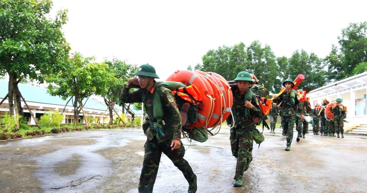 Les forces armées et de sécurité sont prêtes à soutenir les évacuations et les opérations de secours. Photo : VNA. 