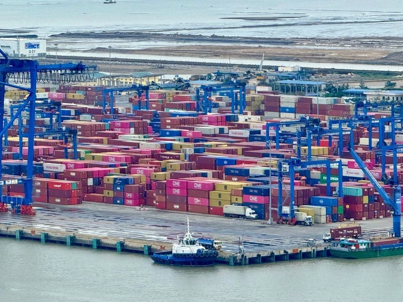Au 15 septembre 2025, le commerce extérieur du Vietnam avait atteint 637,21 milliards de dollars, soit une hausse de 17,2 % sur un an. Photo : VNA.