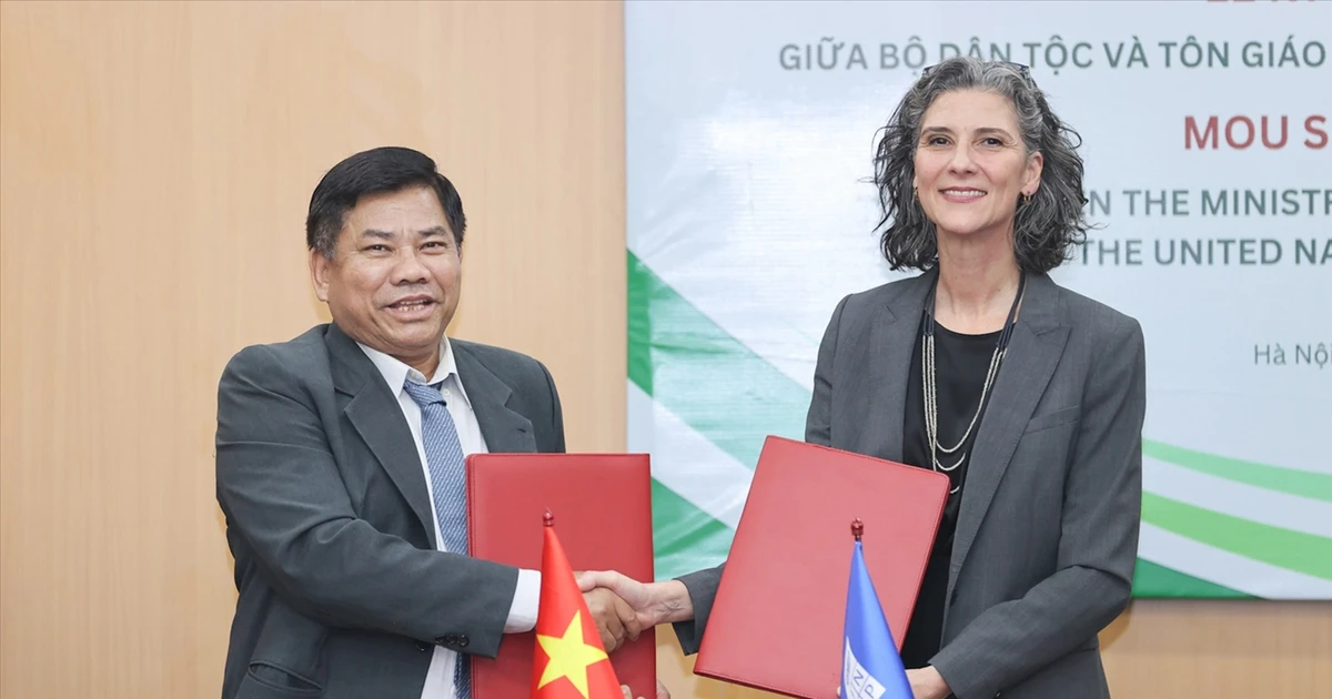 Le vice-ministre des Affaires ethniques et religieuses, Y Thông (à gauche), et Ramla Khalidi, représentante résidente du PNUD au Vietnam, signent le protocole d'accord. Photo : VNA. 
