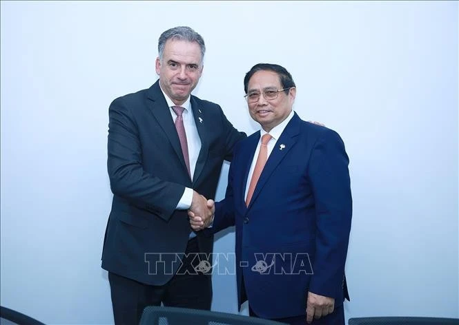 Le Premier ministre Pham Minh Chinh (droite) rencontré le président uruguayen Yamandú Orsi, à Rio de Janeiro, au Brésil. Photo : VNA.