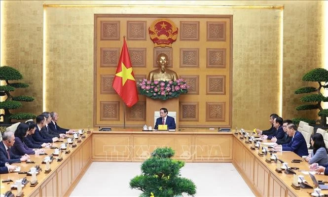 Le Premier ministre Pham Minh Chinh (au centre) a reçu, le 25 septembre, à Hanoi, Lin Wu, membre du Comité central du Parti communiste chinois, secrétaire du Comité du Parti de la province du Shandong et président du Comité permanent de l’Assemblée populaire provinciale du Shandong, en visite de travail au Vietnam. Photo : VNA.