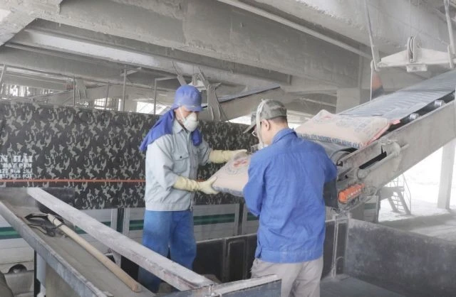 Production de ciment à la société par actions du ciment La Hien (Photo : VNA)