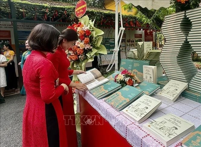 Lors du lancement des livres « Le président Ho Chi Minh et le général Nguyen Chi Thanh » et « Phu toan quyen Dong Duong xua va Phu Chu tich ngay nay » (L'ancien palais du gouverneur général d'Indochine et l'actuel palais présidentiel). Photo : VNA 