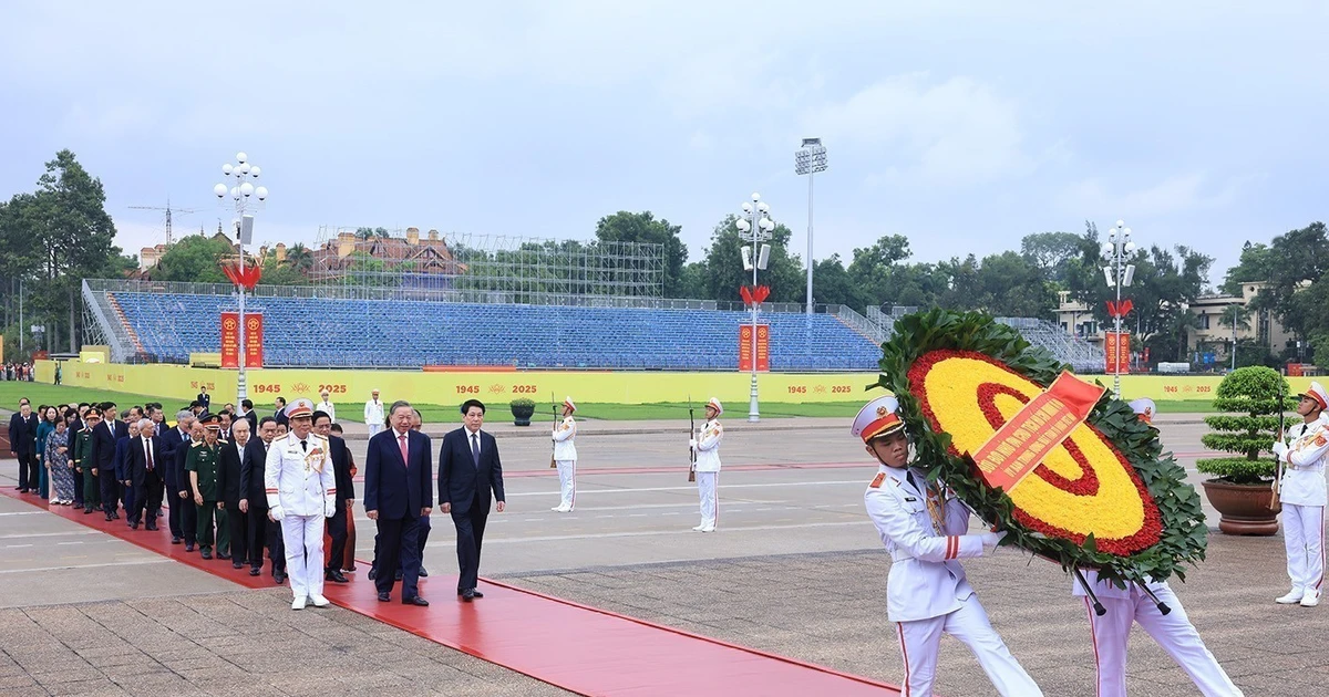 Une délégation de dirigeants du Parti, de l’État, de l’Assemblée nationale, du gouvernement et du Front de la Patrie du Vietnam, est allée rendre hommage le 18 août au Président Ho Chi Minh en son mausolée, à l’occasion du 80e anniversaire de la Journée traditionnelle de la Police populaire (19/8/2005-19/8/2025) et du 20e anniversaire de la Journée nationale pour la protection de la sécurité nationale. Photo : VNA