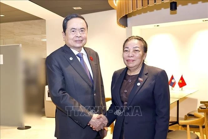 Le président de l’Assemblée nationale du Vietnam, Tran Thanh Man, et la vice-présidente de l’Assemblée nationale du Laos, Sounthone Xayachack. Photo: VNA 