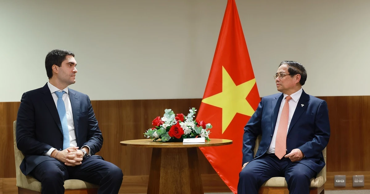 Le Premier ministre Pham Minh Chinh (droite) et un dirigeant du groupe Vale. Photo : VNA.
