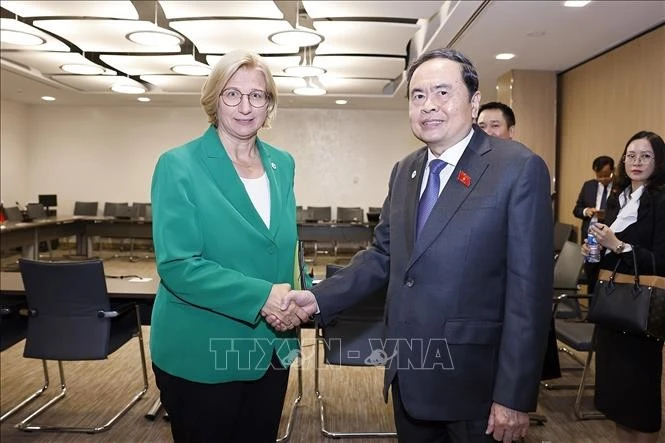 Le président de l’Assemblée nationale du Vietnam, Tran Thanh Man, et Anke Rehlinger, présidente du Bundesrat (chambre haute du Parlement d’Allemagne). Photo: VNA 