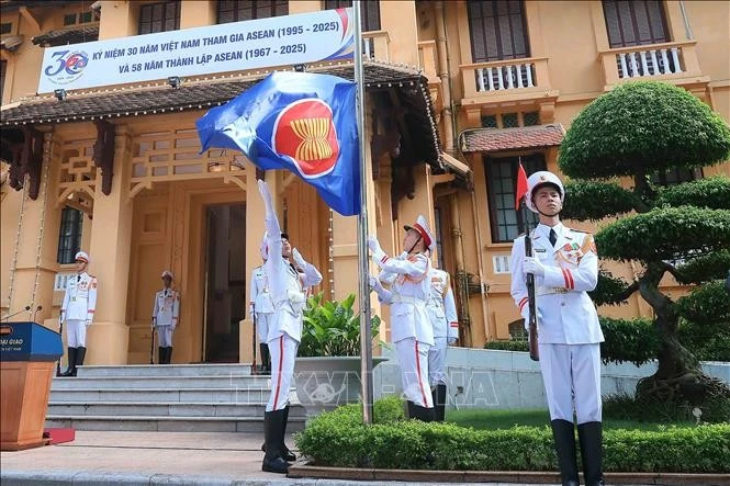Cet événement annuel vise à promouvoir l’identité de l’ASEAN et à affirmer la détermination à la solidarité et à la coopération pour la paix et la prospérité durables en Asie du Sud-Est. Phhoto : VNA. 