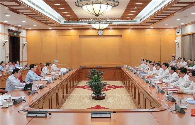 Séance de travail du Bureau politique avec la permanence du Comité provincial du Parti de Phu Tho. Photo: VNA 