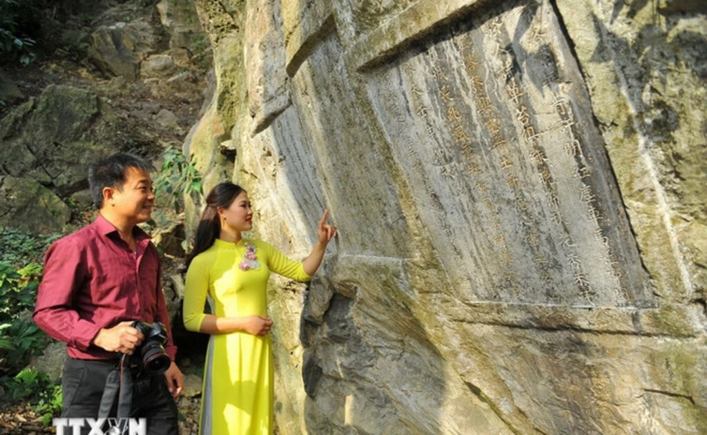 Poèmes gravés sur les parois du mont Non Nuoc. Photo : VNA. 