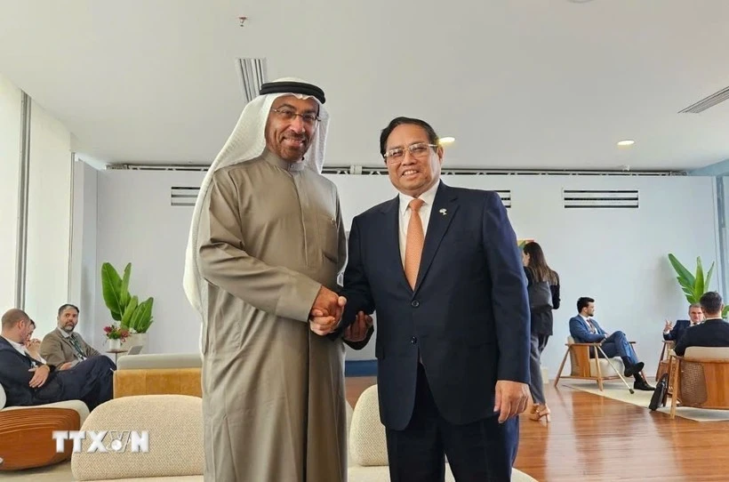 Le Premier ministre Pham Minh Chinh et le ministre d'État aux Affaires étrangères des Émirats arabes unis (EAU), Ahmed Ali Bin Al Sayegh.