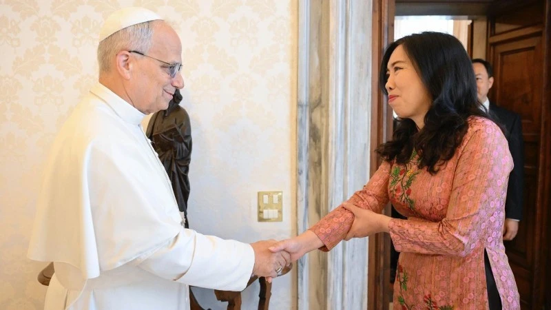 Le pape Léon XIV et la vice-ministre des Affaires étrangères, Le Thi Thu Hang. Photo: ministère des Affaires étrangères 
