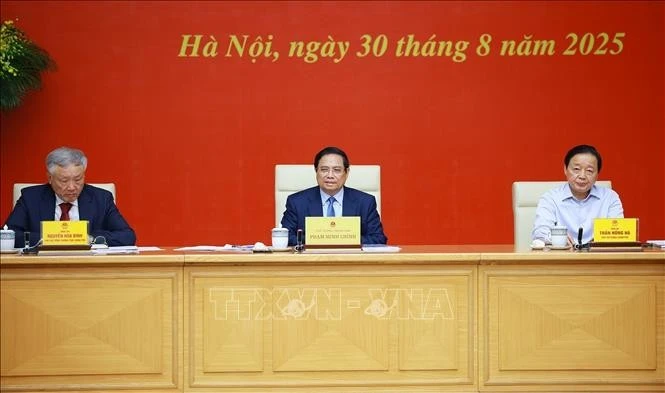 Le Premier ministre Pham Minh Chinh (au milieu) lors de la réunion. Photo: VNA 