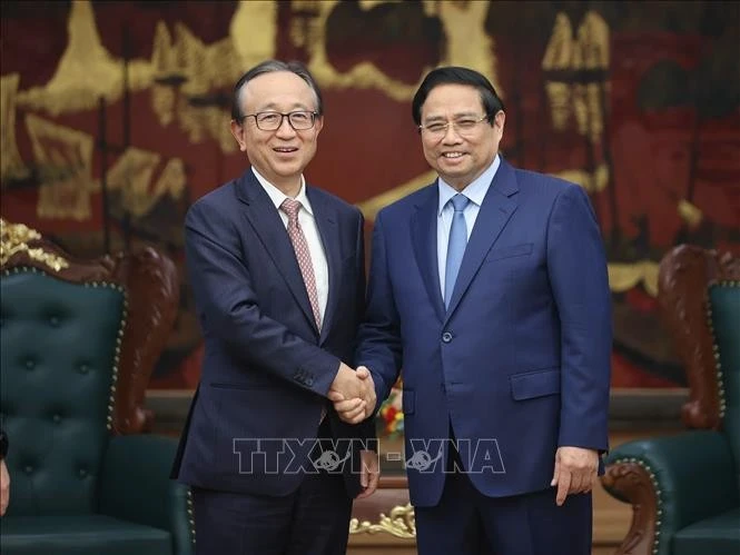 Hironori Kamezawa, directeur général de Mitsubishi UFJ Financial Group (MUFG), et le Premier ministre Pham Minh Chinh (droite). Photo : VNA.