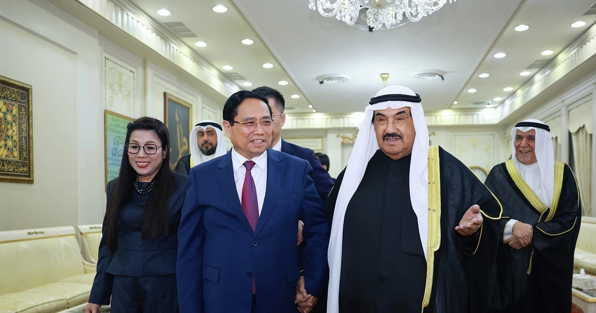 Le Premier ministre Pham Minh Chinh (à gauche) a rendu visite à l'ancien Premier ministre koweïtien, Cheikh Nasser Al-Mohammed Al-Jaber Al-Sabah, à sa résidence privée le 17 novembre au soir (heure locale). Photo : VNA.