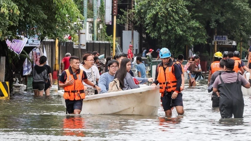 Des équipes de secours évacuent les habitants des zones inondées de la ville de Navotas, aux Philippines, le 10 novembre 2025. (Photo : Xinhua/VNA) 