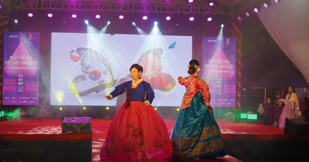 Les visiteurs peuvent essayer le hanbok. Photo : VNA.