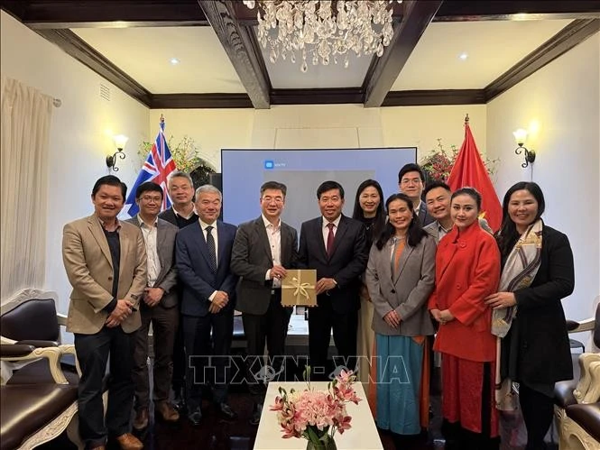Le vice-ministre des Affaires étrangères Nguyen Manh Cuong (5e, à gauche) avec l'équipe du projet VietNEST et quelques représentants de la communauté vietnamienne de la ville de Sydney. Photo : VNA 