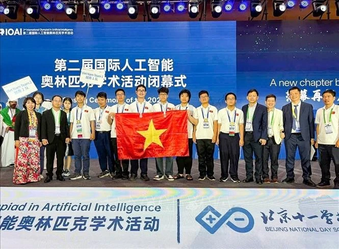 L'équipe nationale du Vietnam obtiennent des résultats remarquables, tant en épreuves individuelles qu'en épreuves par équipe, lors de l'IOAI 2025, organisée à Pékin, en Chine. Photo : VNA.
